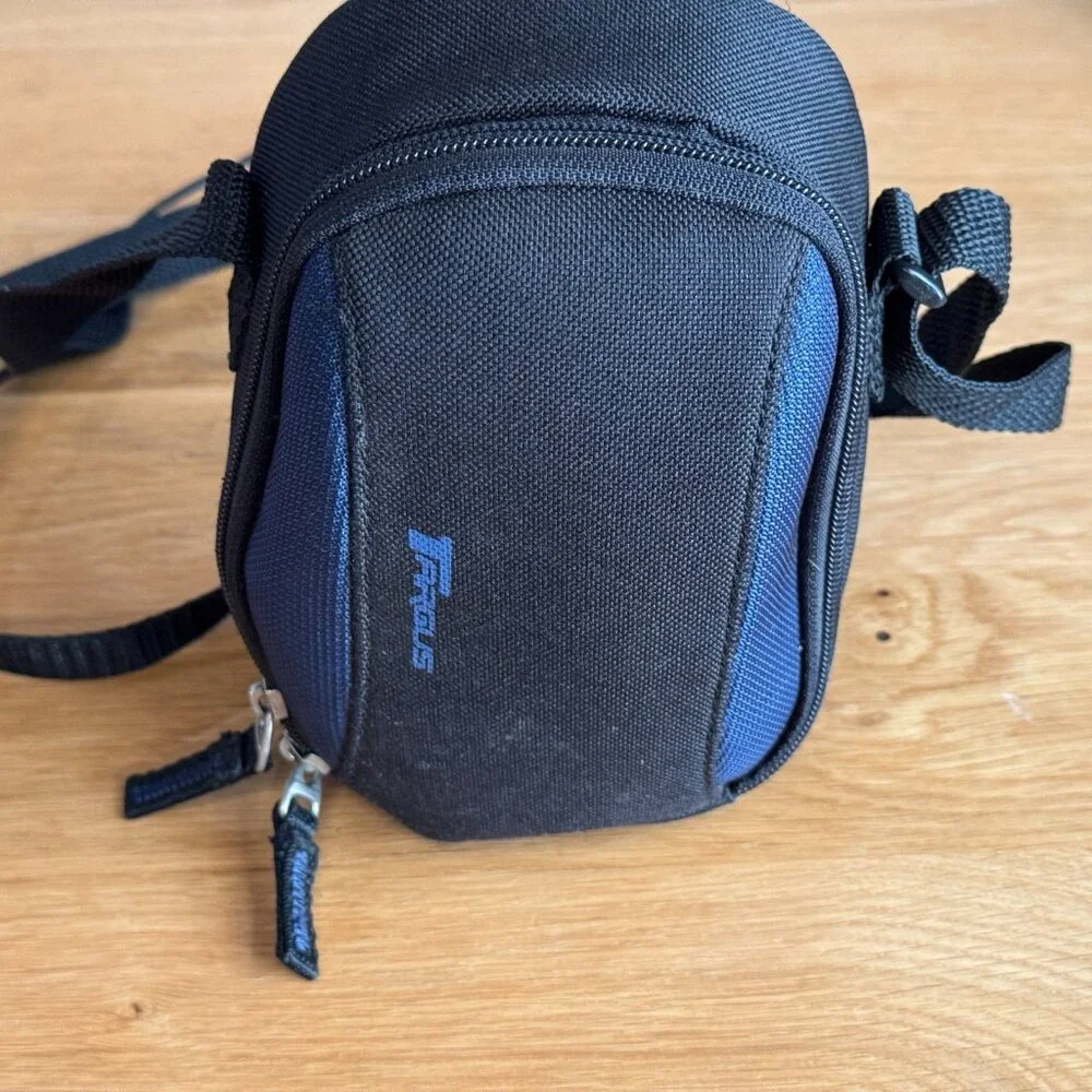 TARGUS Camera Case Zippered Bag, Adjustable Strap, Black/Blue, Model DLEC200B